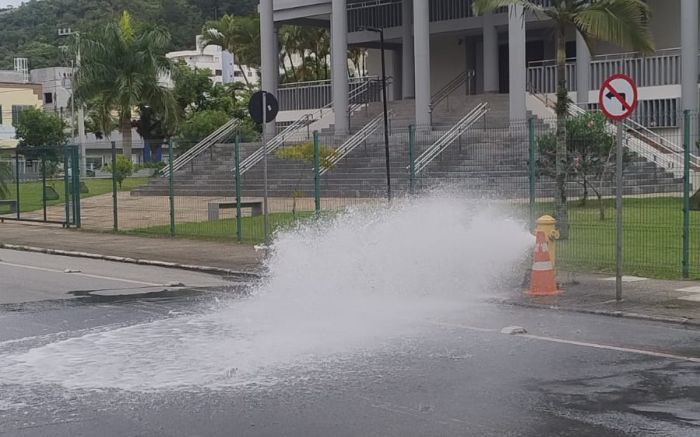 Motociclistas tiveram que escapar do banho indesejado por trás dos carros (Foto: Anderson Davi)
