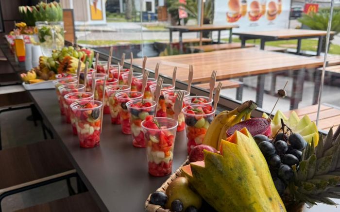 Espaço modernizado e cardápio de café da manhã com bolos, cookies e até affogato são as novidades do Méqui de BC (Foto: Ana Zigart)