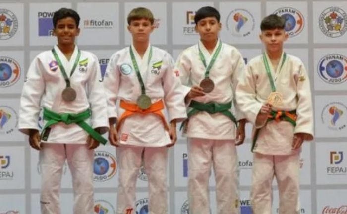 Victor (segundo da esquerda para a direita) segue acumulando medalhas no ano (Foto: Divulgação)