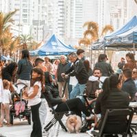 Feira da Orla estreia com música, arte e delícias na Praia Central