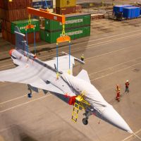 Portonave se prepara pra receber navio com mais um caça da FAB