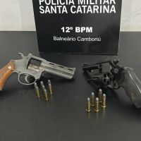 Homem é preso por ameaçar mulher e guardar armas em casa