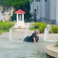 Mulher em surto “sensualiza” no chafariz da igreja matriz