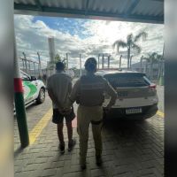 Dois procurados vão parar na cadeia em Itajaí