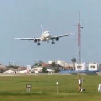 Avião da Latam faz pouso “de ladinho” em Navegantes