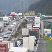 Tranqueira toma conta da BR 101 nesta sexta-feira