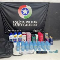 Dupla desembarca de Porto Alegre, furta comércios e é presa pela PM