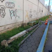 Poste cai em cima da perna de um homem