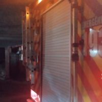 Casa pega fogo e forro de PVC desaba