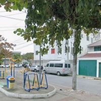 Homem é encontrado morto em praça em frente a colégio