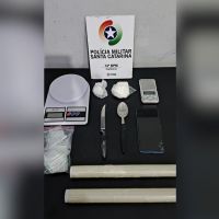 Traficante tenta fugir da PM, cai de moto e espalha droga pelo chão