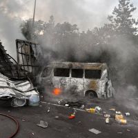 Motorista salva 15 passageiros antes de van pegar fogo