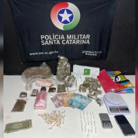 PM estoura quitinete com sete tipos de drogas e prende “traficante assalariado”