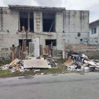 Moradora diz que denúncia sobre casa abandonada foi ignorada