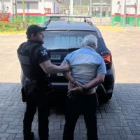 Procurado por estupro é encontrado ameaçando moradores com facas em Balneário Camboriú