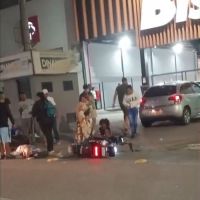 Mãe e dois filhos sofrem acidente com moto elétrica