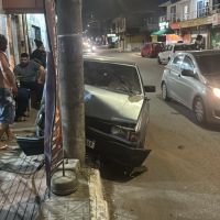 Golzinho bate em poste em frente de tabacaria