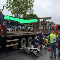 Motociclista escorrega e morre atropelado em Camboriú