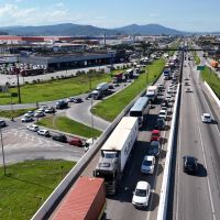 BR 101 começa manhã travada entre Itajaí e Balneário Camboriú