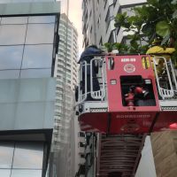 Trânsito é desviado para resgate de trabalhador preso em andaime