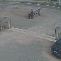 Carro capota várias vezes e três ficam feridos