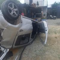 Carro capota várias vezes e três ficam feridos