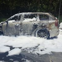 SUV de luxo é destruída por incêndio na Barra