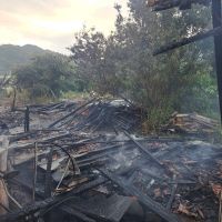 Incêndio de grandes proporções atinge duas casas em Itapema