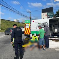 Ciclista cai na pista em acidente na Marginal Leste