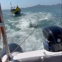 Embarcação é resgatada pelos bombeiros após passar a noite no mar