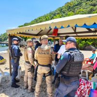 Ação fiscaliza jet skis e alvarás nas praias de Balneário Camboriú