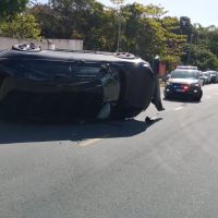 Capotamento acerta quatro carros na Brava