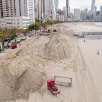 Peneiramento da areia da praia Central começa nesta segunda