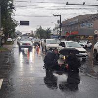 Motociclista perde o equilíbrio e cai na avenida do Estado Dalmo Vieira