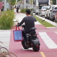 Nova regra exigirá registro, placa, licenciamento, CNH e capacete para ciclomotores em 2026