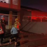 Vereadores chamam PM pra brecar entrada de servidores na câmara