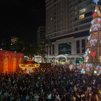 Multidão acompanha luzes do Natal em Itapema; veja imagens