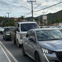 Trânsito tá pesado nos principais acessos de Itajaí