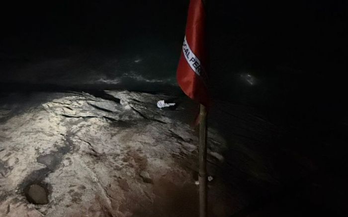 Celular e chinelo da vítima ficaram no costão (Foto: Divulgação CBMSC)