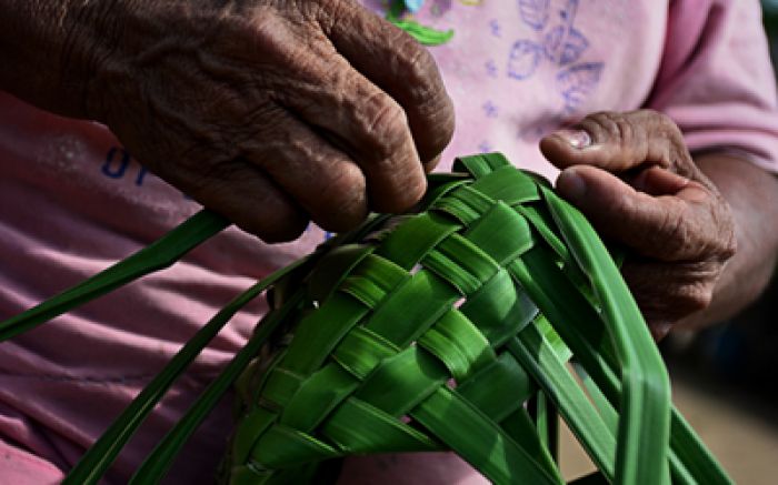 Indígenas buscam o litoral todos os verões para vender artesanato (Foto: Divulgação/MPF)