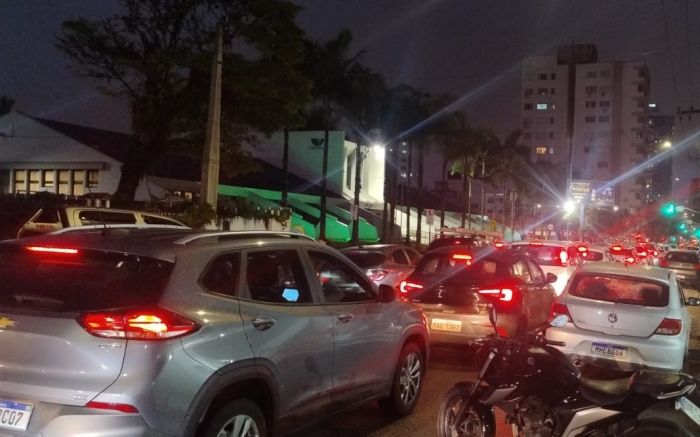 Caminho entre Itajaí e Balneário Camboriú está completamente travado