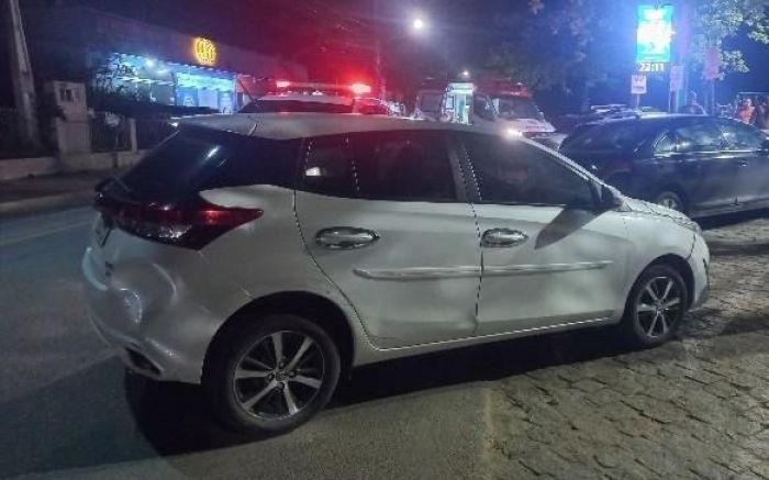Carro do idoso acertou outro veículo e uma árvore antes da prisão (Foto: PM/Divulgação)