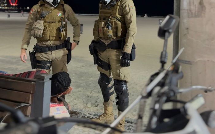 Legenda: Equipes da PM, GM e prefeitura atuaram juntas nas fiscalizações (Foto: Divulgação/PMBC)