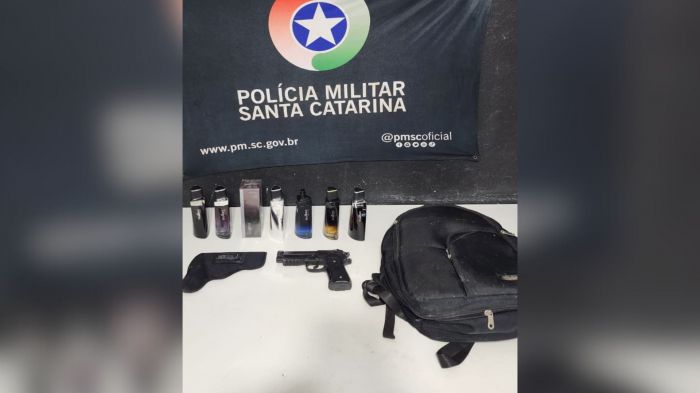 PM recuperou os perfumes e apreendeu a arma fake (Foto: PM/Divulgação)