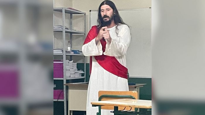 Na verdade, professor Thiago, de Geografia, se valeu de vestimentas como recurso didático (Fotos Divulgação / EEB JMS)