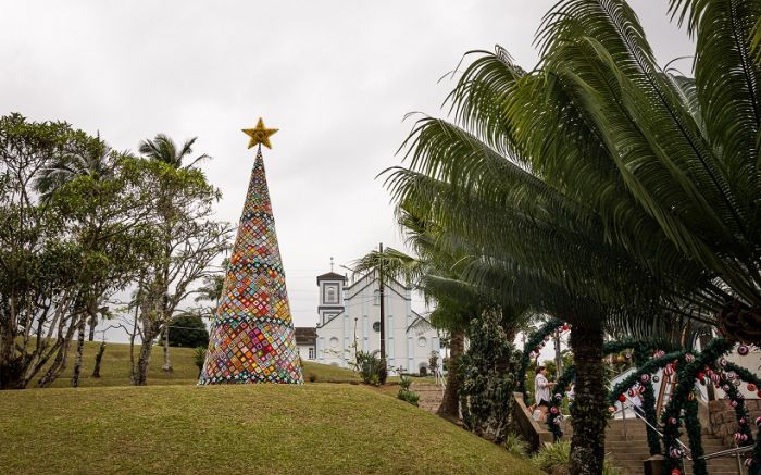 São 4 mil quadradinhos coloridos, a árvore de Natal em crochê transforma o centro da cidade em um cenário de encanto (Foto: Divulgação)