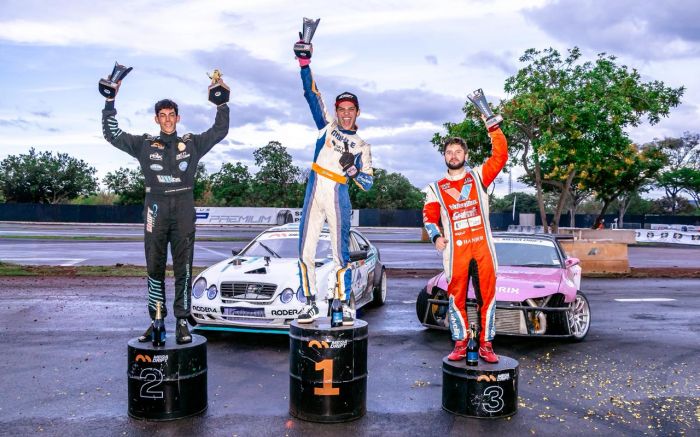 Aos 19 anos, Dudu (ao centro) segue se destacando no cenário brasileiro do drift (Foto: Divulgação)