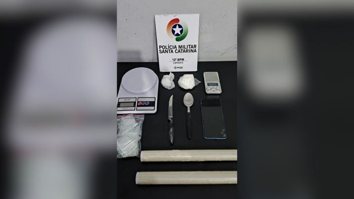 PM achou mais droga e material pra embalo na casa dele, em Itajaí (Foto: PM/Divulgação)