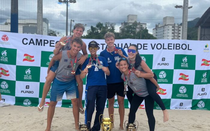 Arthur e Thomas (à esquerda) comemoraram o título ao fim da última etapa (Foto: Divulgação)