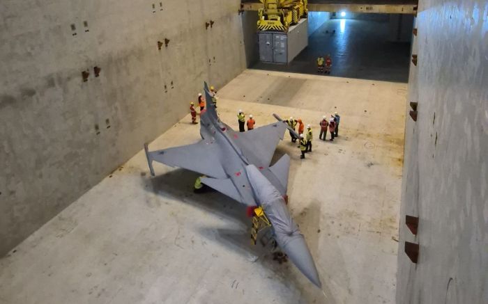 O caça F-39 Gripen chegou de navio e foi levado em comboio até o aeroporto (Foto: Tenente Kelly/CECOMSAER)